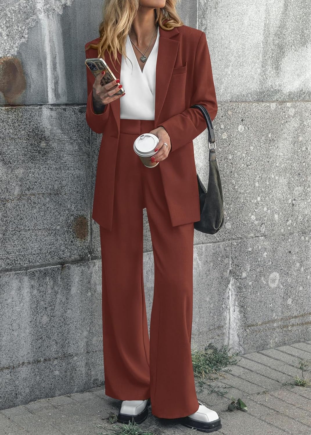 Elegante set giacca e pantaloni da donna, ideale per l'ufficio e per le uscite di tutti i giorni