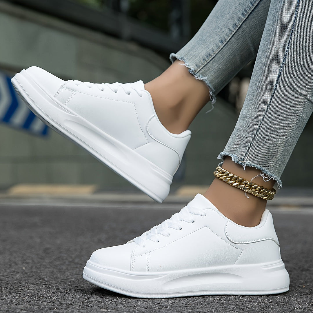 Scarpe da ginnastica femminili bianche in finto cuoio e confortevoli