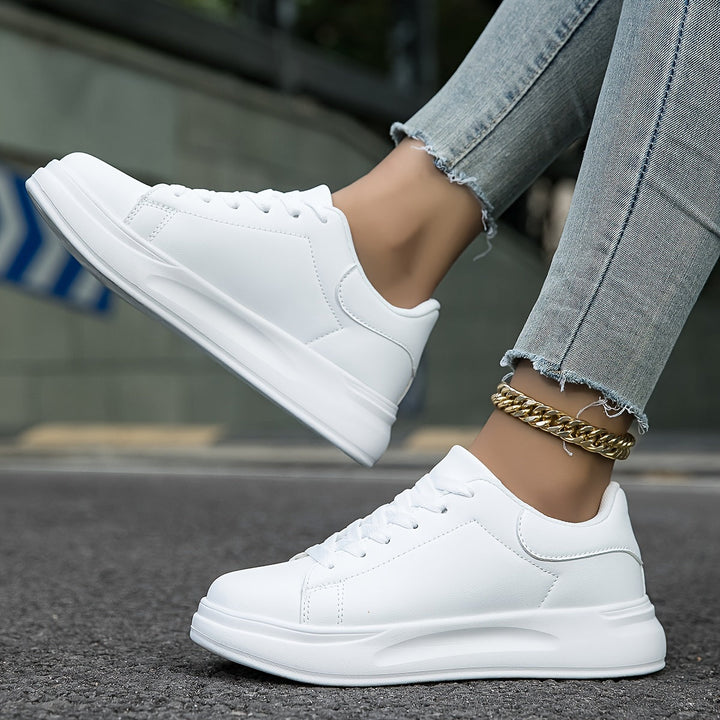 Scarpe da ginnastica femminili bianche in finto cuoio e confortevoli