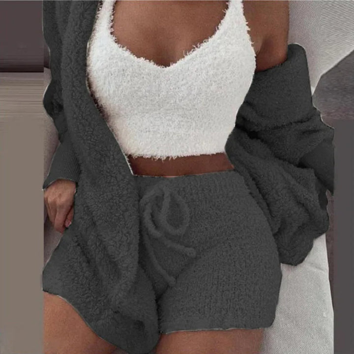 Esclusivo set pigiama da donna a 3 pezzi con morbida felpa con cappuccio: una garanzia di massimo comfort e relax durante il sonno.