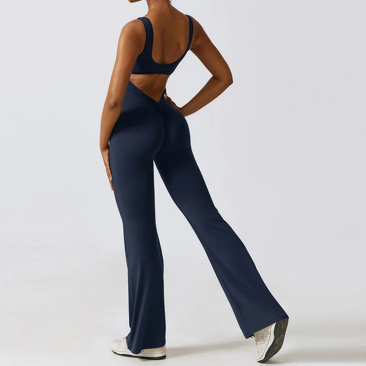 Seducente tuta sportiva da donna con scollo a punta: una combinazione di comfort ed eleganza per ogni occasione!