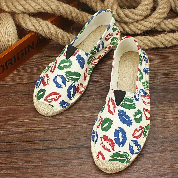 Scarpe moderne da uomo in tela slip-on con design traspirante e accenti graffiti
