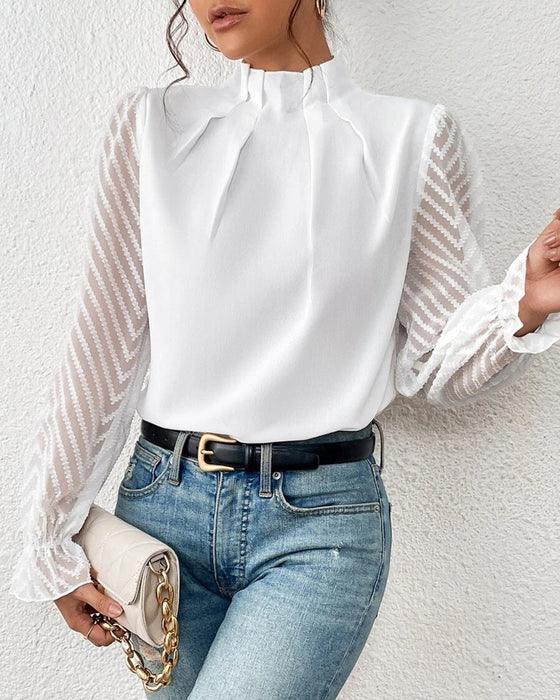 Elegante blusa femminile in chiffon con collo alto e taglio a pieghe con polsini trasparenti