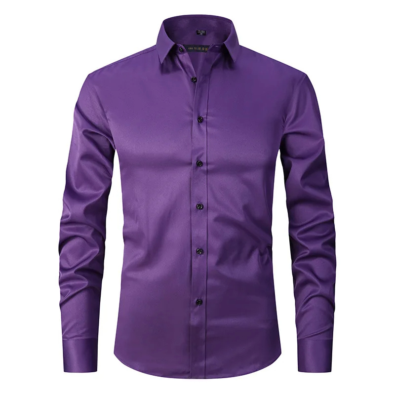 Camisa maschile slim fit di manga lunga con bottoni a contrasto per un look moderno ed elegante