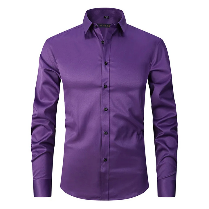 Camisa maschile slim fit di manga lunga con bottoni a contrasto per un look moderno ed elegante