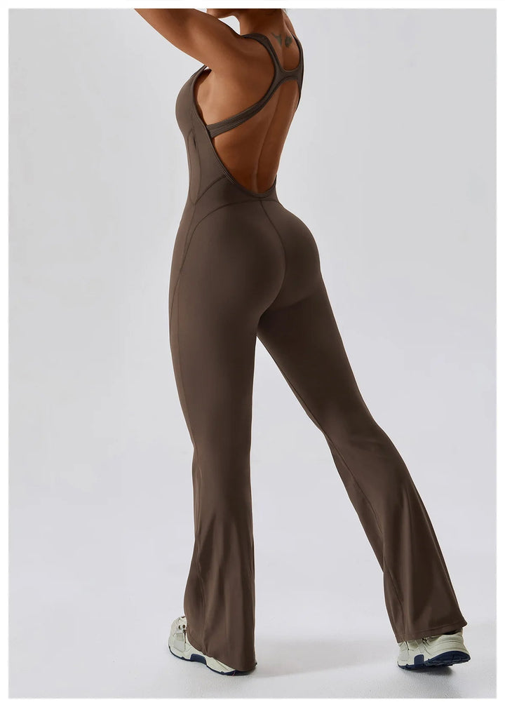 Seducente tuta sportiva da donna con scollo a punta: una combinazione di comfort ed eleganza per ogni occasione!