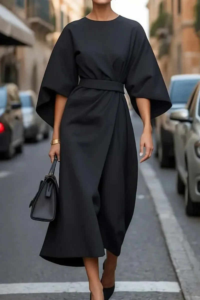 Elegante e raffinato abito midi dalla linea ad A con cintura alla moda