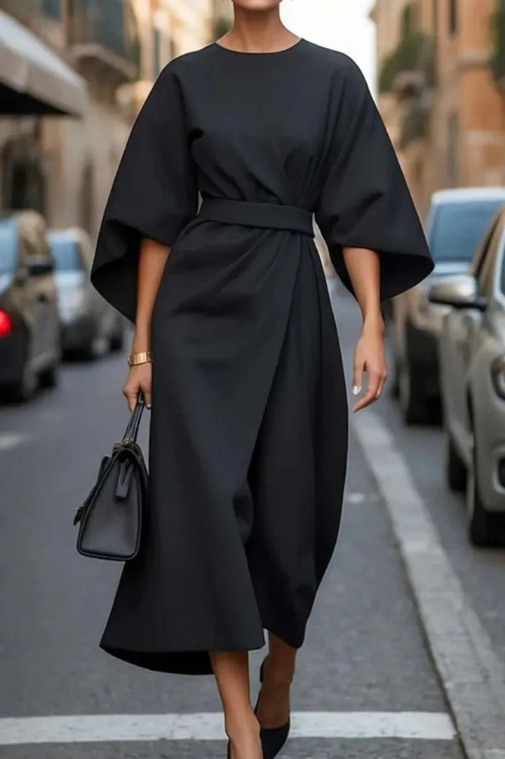 Elegante e raffinato abito midi dalla linea ad A con cintura alla moda
