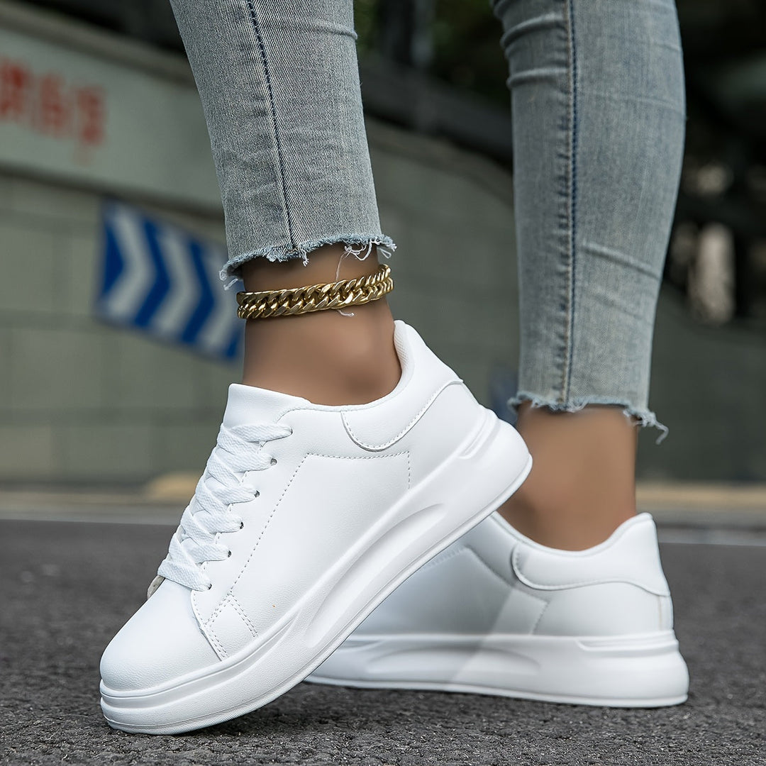 Scarpe da ginnastica femminili bianche in finto cuoio e confortevoli