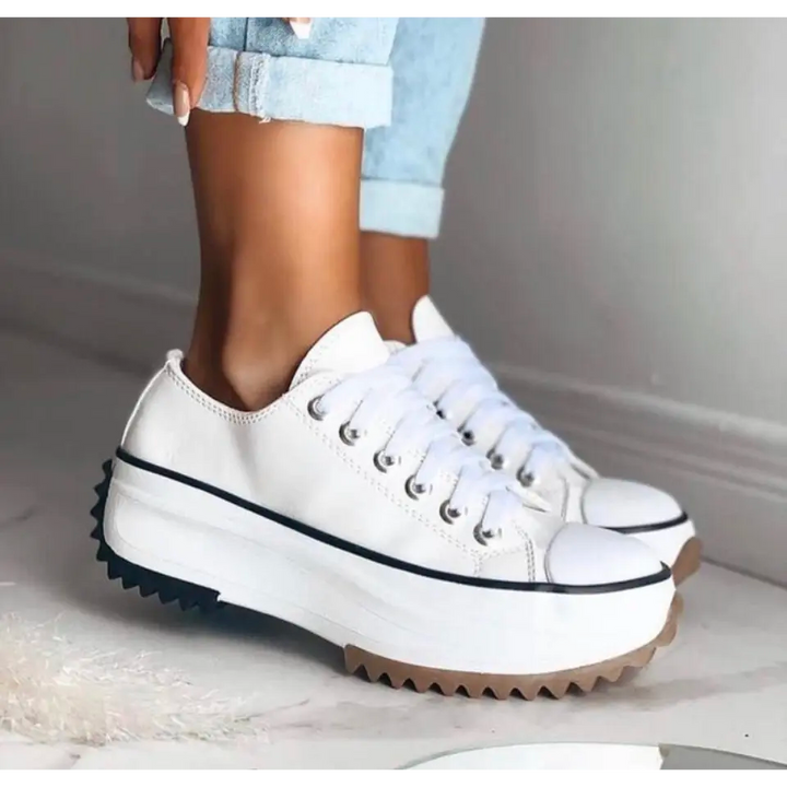 Scarpe da ginnastica con plateau da donna con un design di tendenza: un'opzione comoda, elegante e casual per tutti i giorni.