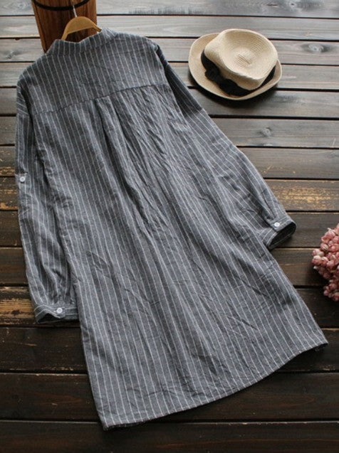 Camicia femminile in cotone leggero con bottoni, design a righe e lunghezza media, per un comfort impeccabile