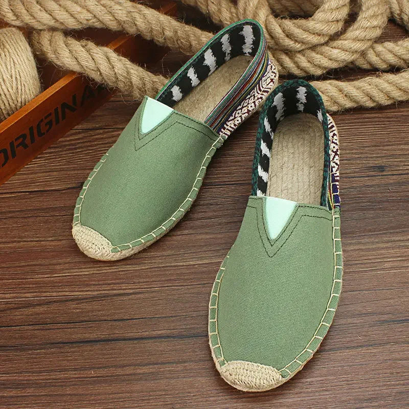Scarpe moderne da uomo in tela slip-on con design traspirante e accenti graffiti
