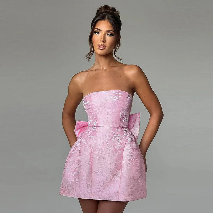 Sylenne - Elegante abito in jacquard con una seducente schiena aperta per un look unico ed elegante
