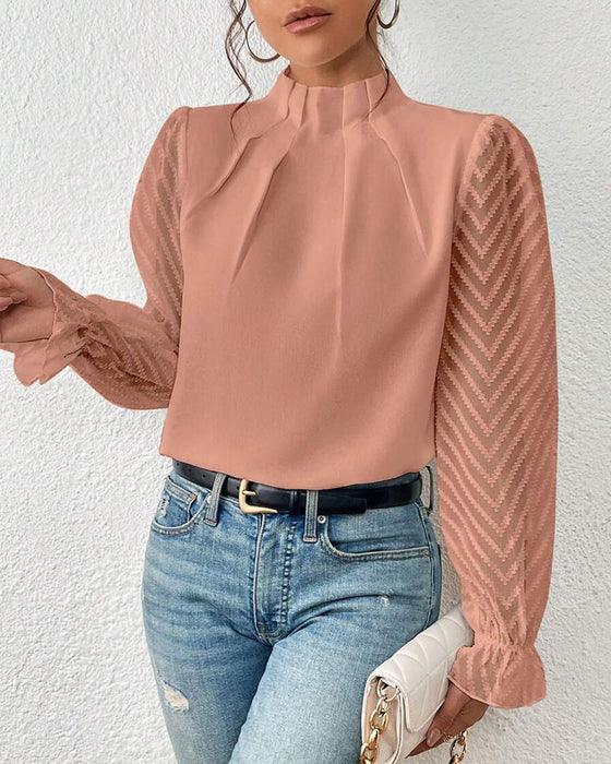 Elegante blusa femminile in chiffon con collo alto e taglio a pieghe con polsini trasparenti