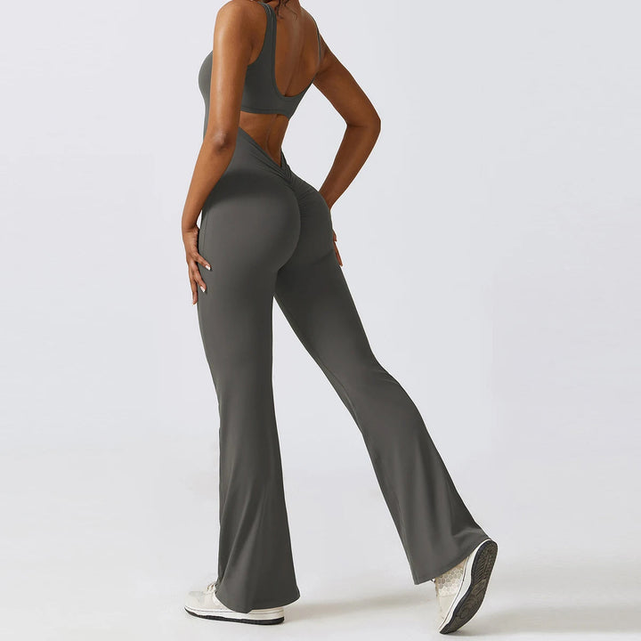 Seducente tuta sportiva da donna con scollo a punta: una combinazione di comfort ed eleganza per ogni occasione!