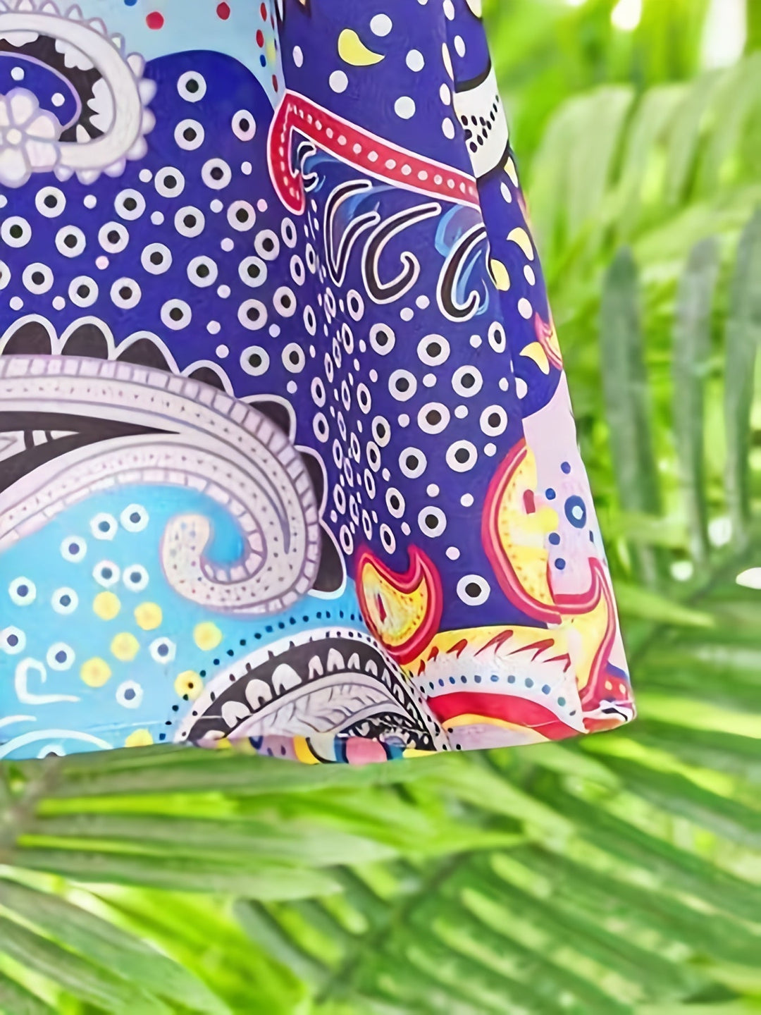 Elegante accappatoio da donna con scollo a punta, polsini lunghi, pratica zip ed elegante motivo paisley bohème