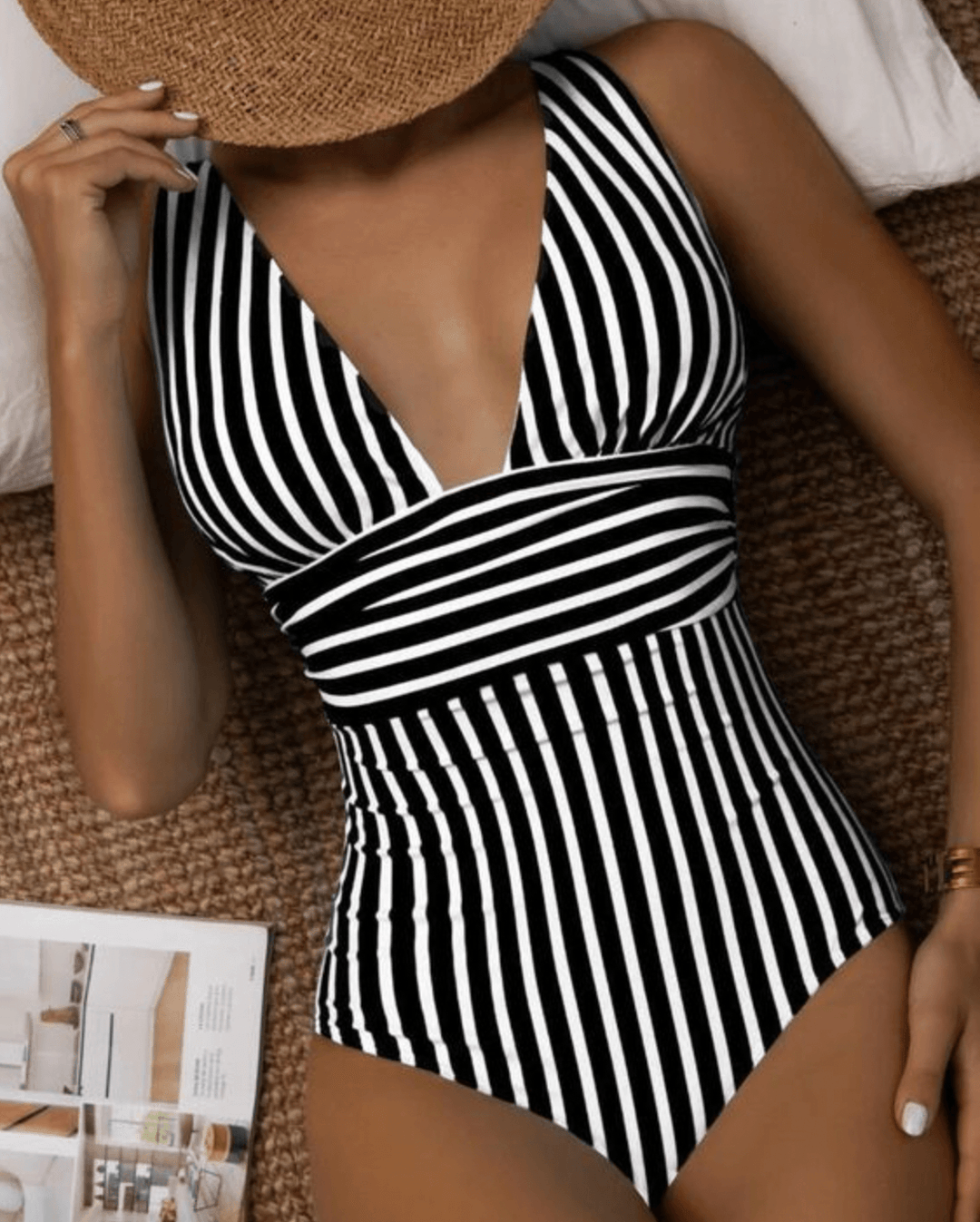 Elegante costume da bagno grigio da donna con accattivante scollatura a palloncino