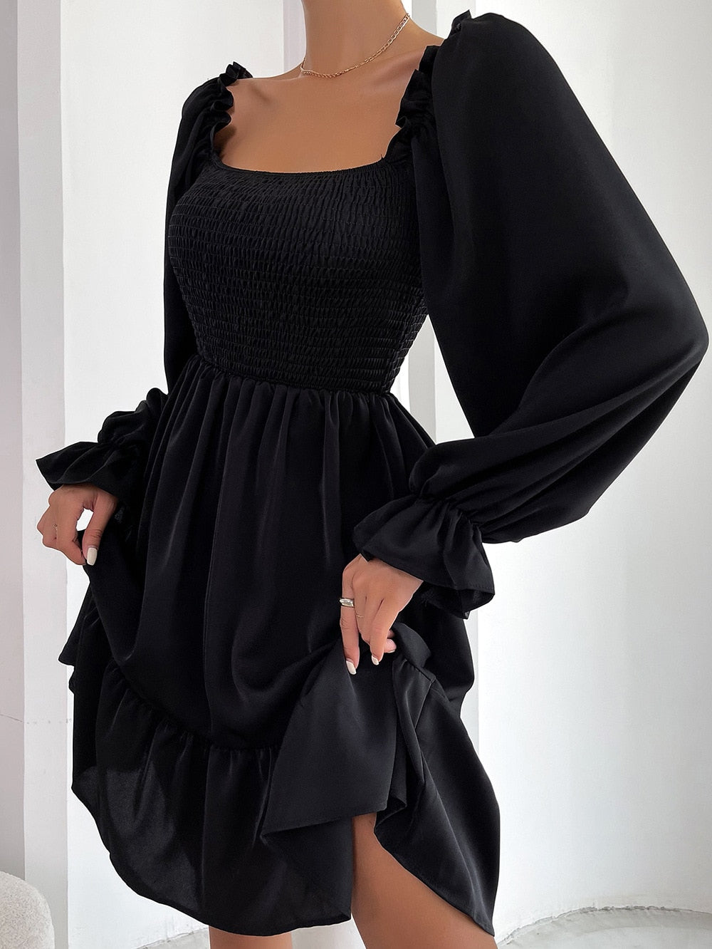 Elegante abito da donna dalla linea ad A con corpetto a giacca, elegante scollatura quadrata, sorprendenti maniche lunghe a buffet e lussuosi volant sull'orlo
