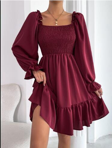 Elegante abito da donna dalla linea ad A con corpetto a giacca, elegante scollatura quadrata, sorprendenti maniche lunghe a buffet e lussuosi volant sull'orlo