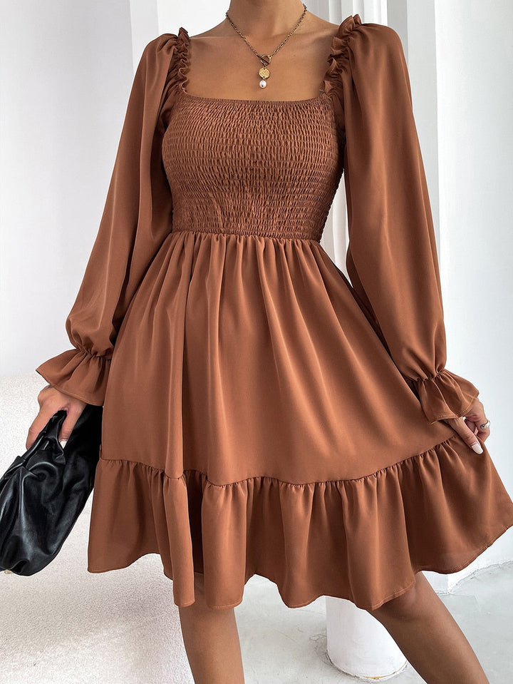 Elegante abito da donna dalla linea ad A con corpetto a giacca, elegante scollatura quadrata, sorprendenti maniche lunghe a buffet e lussuosi volant sull'orlo