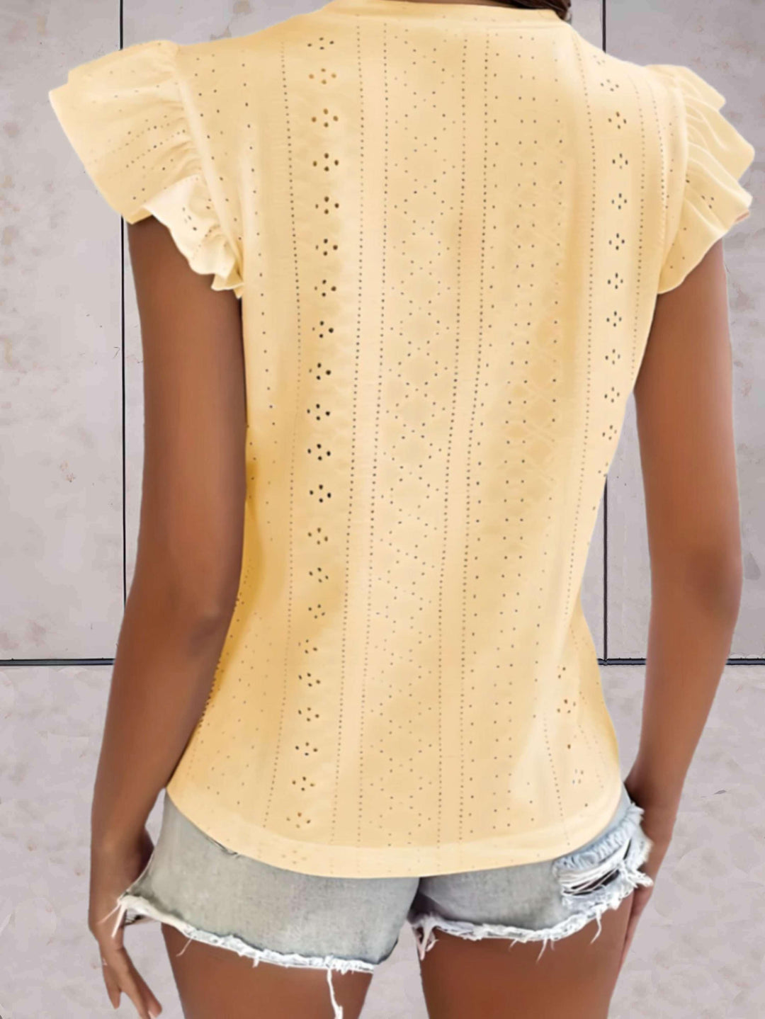 Elegante top voluminoso senza maniche da donna con una scollatura di grande effetto