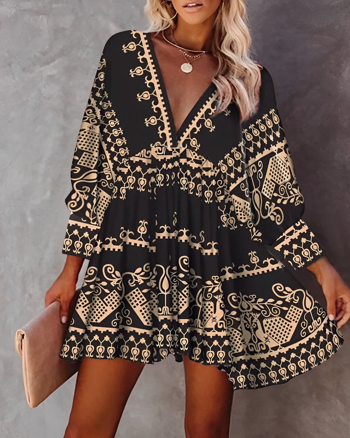 Elegante abito boho da donna con profonda scollatura, maniche lunghe e taglio leggero e arioso per un'eleganza eccezionale.