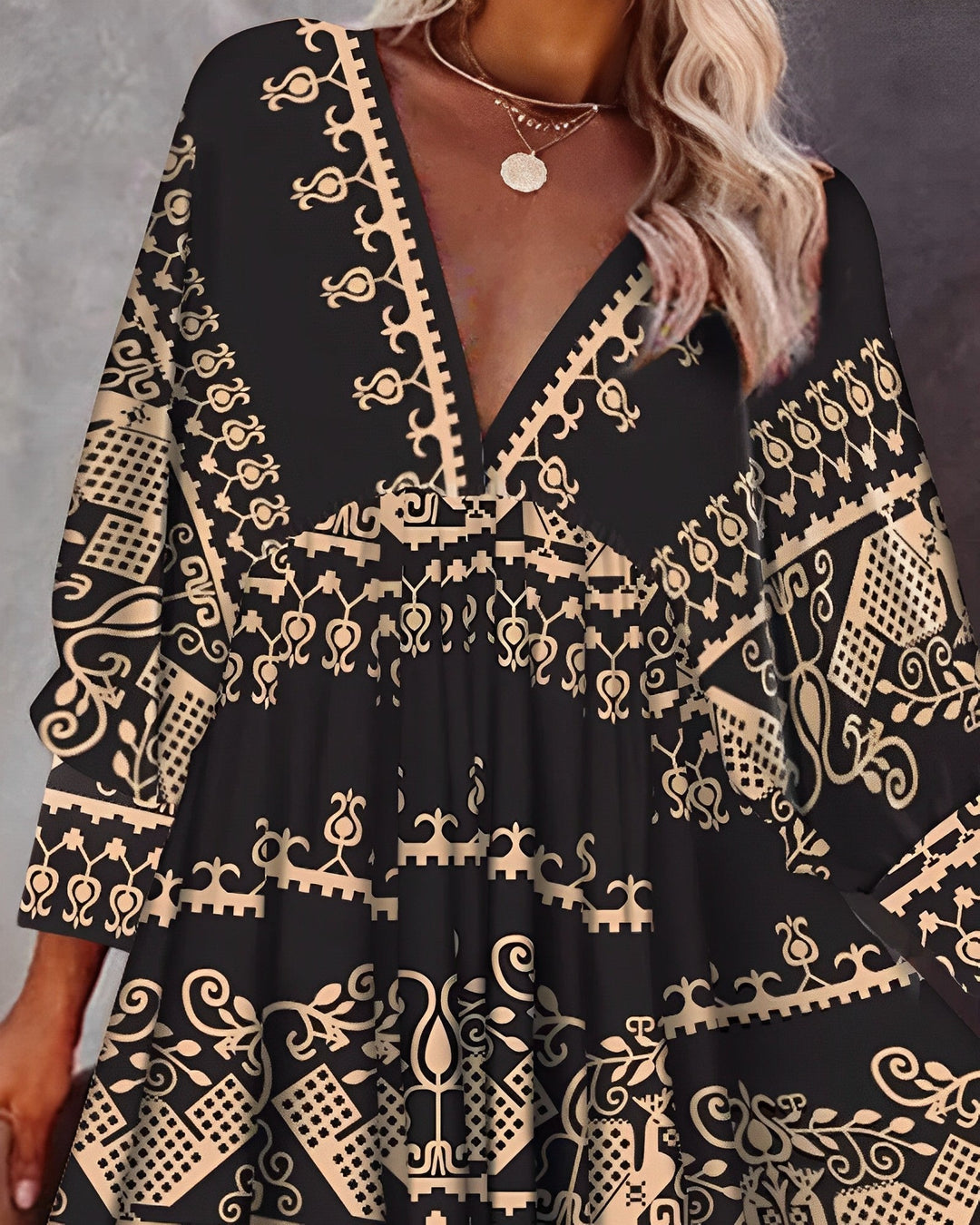 Elegante abito boho da donna con profonda scollatura, maniche lunghe e taglio leggero e arioso per un'eleganza eccezionale.