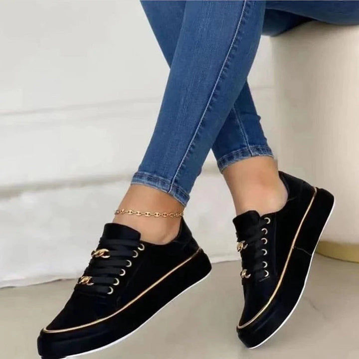 Eleganti scarpe da ginnastica da donna bianche con lussuosi accenti dorati