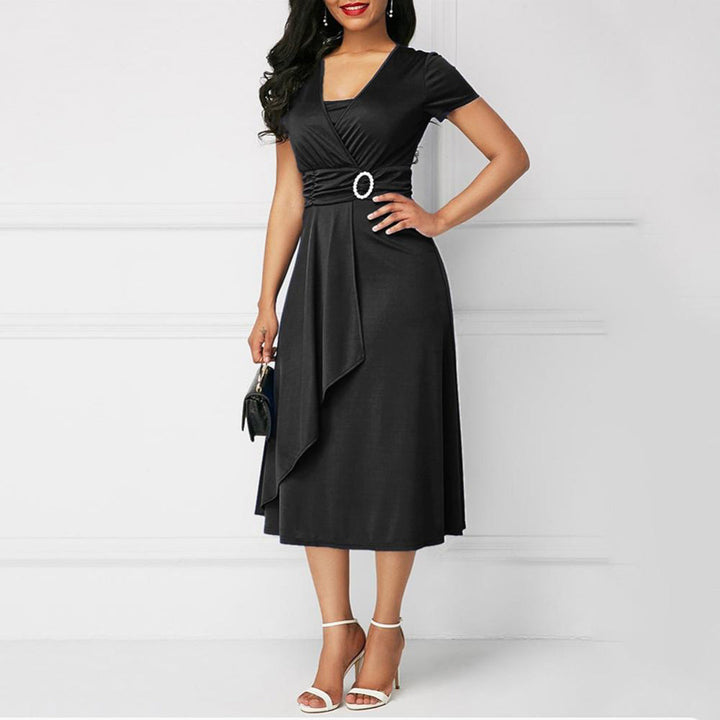 Elegante abito da donna con maniche corte, orlo asimmetrico al ginocchio ed elegante scollatura a V