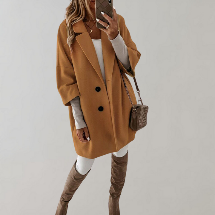 Il cappotto Berenice, elegante e lussuoso, è la scelta perfetta per ogni occasione