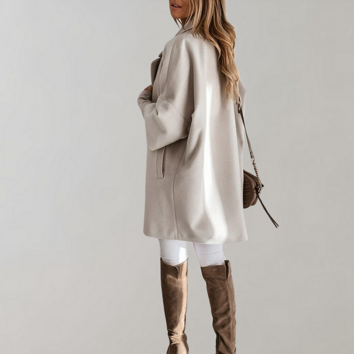 Il cappotto Berenice, elegante e lussuoso, è la scelta perfetta per ogni occasione