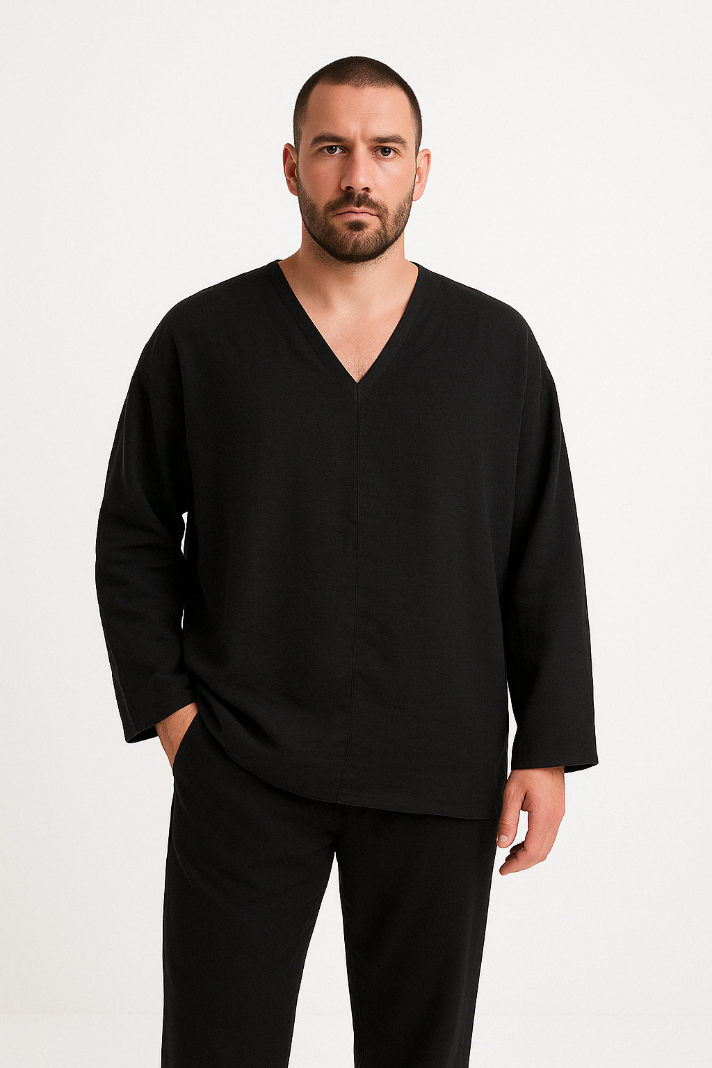 Herren-Leinenhemd con finiture in legno, V-Ausschnitt, lunghe frange e una collezione di accessori per la casa di riposo.