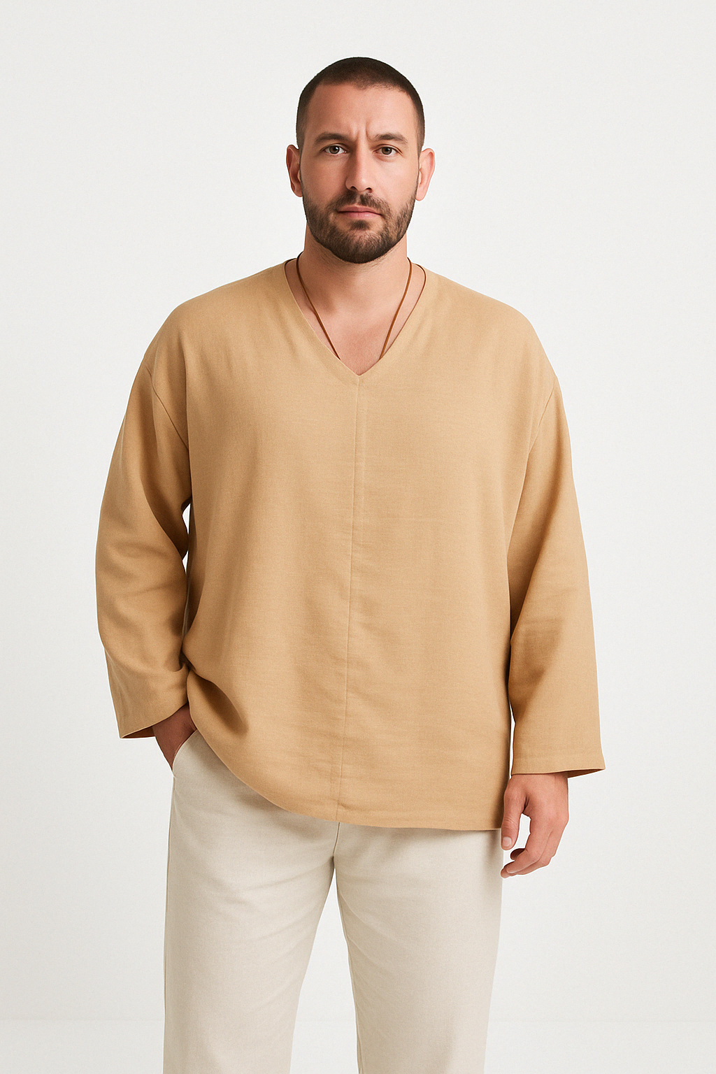 Herren-Leinenhemd con finiture in legno, V-Ausschnitt, lunghe frange e una collezione di accessori per la casa di riposo.