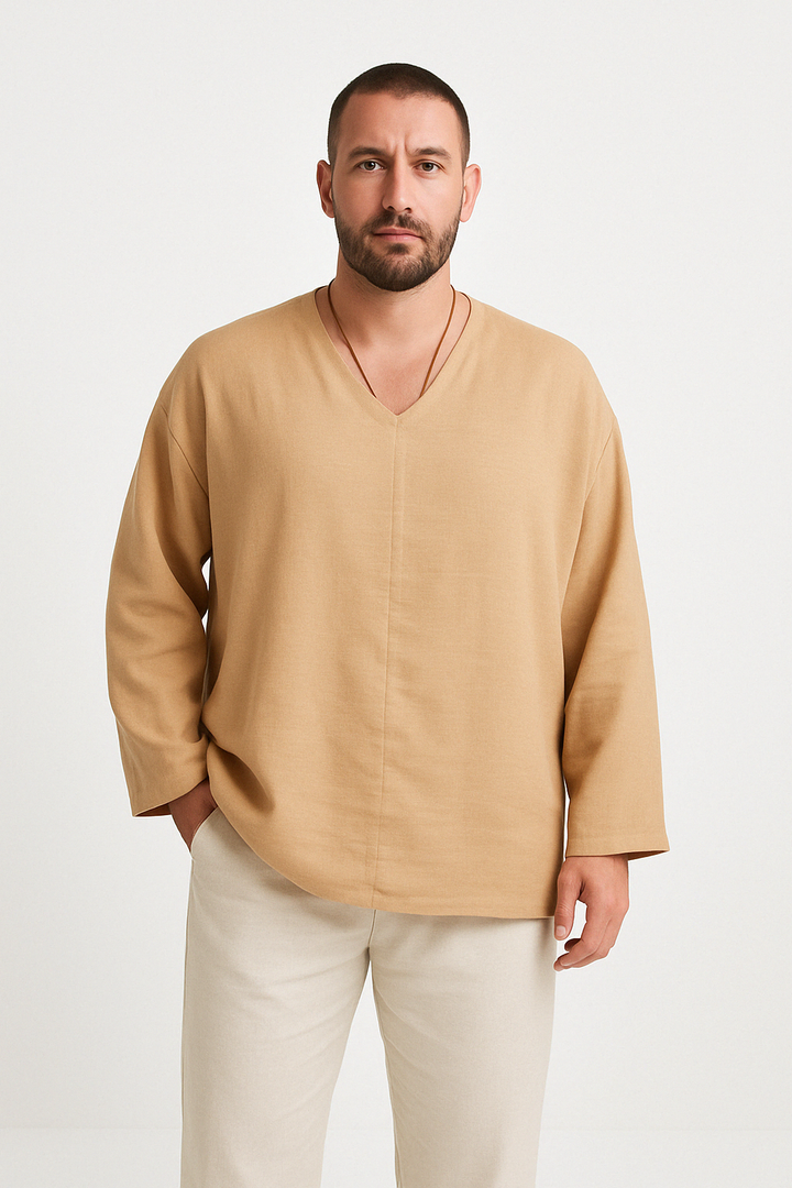 Herren-Leinenhemd con finiture in legno, V-Ausschnitt, lunghe frange e una collezione di accessori per la casa di riposo.