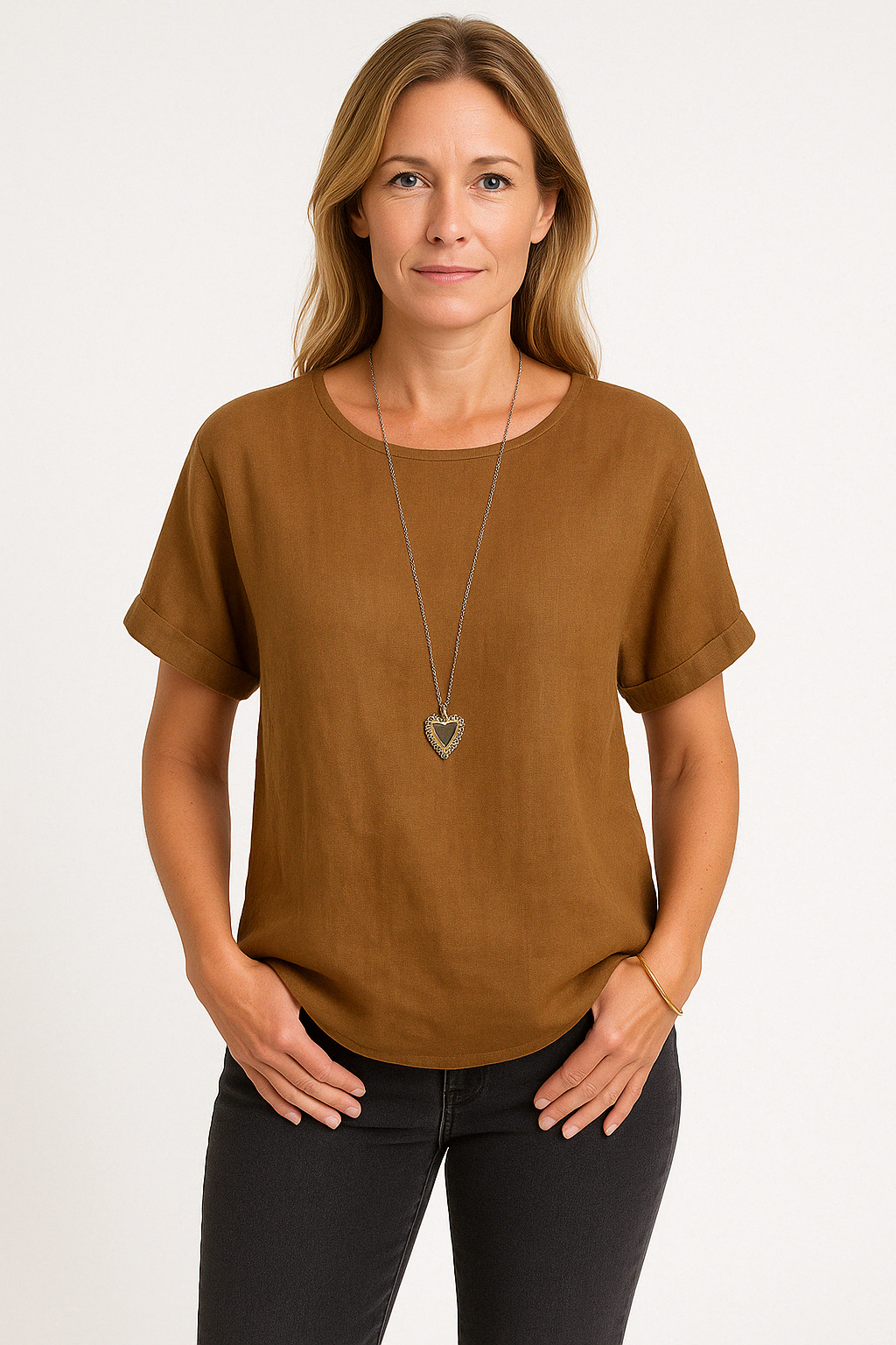 Elegante camicia da donna in lino melange con fondo svasato ed eleganti polsini a tutta lunghezza - ideale per le occasioni informali