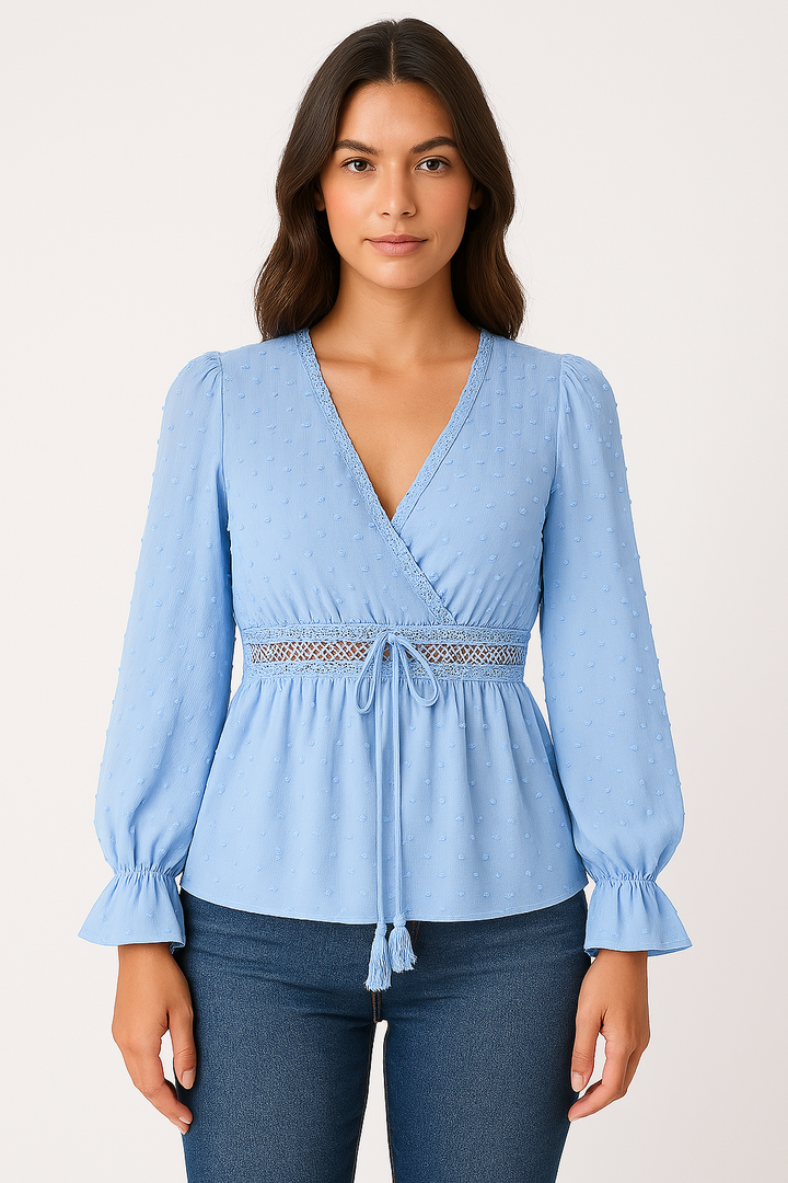 Camicette da donna alla moda con scollature a punta ed eleganti finiture senza colletto