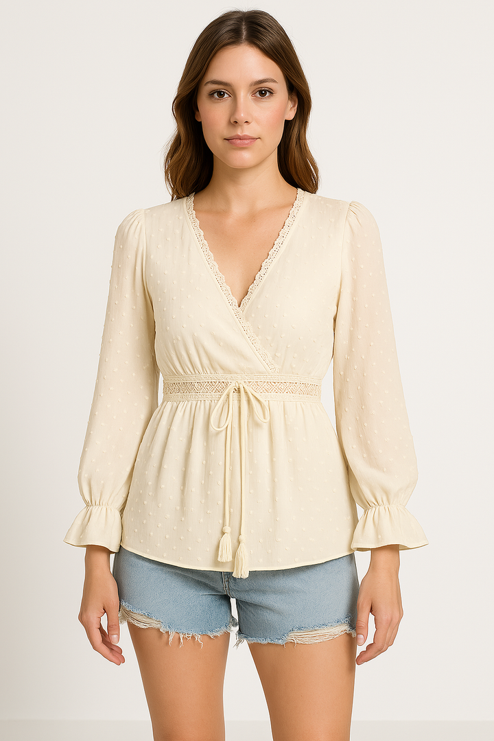 Camicette da donna alla moda con scollature a punta ed eleganti finiture senza colletto