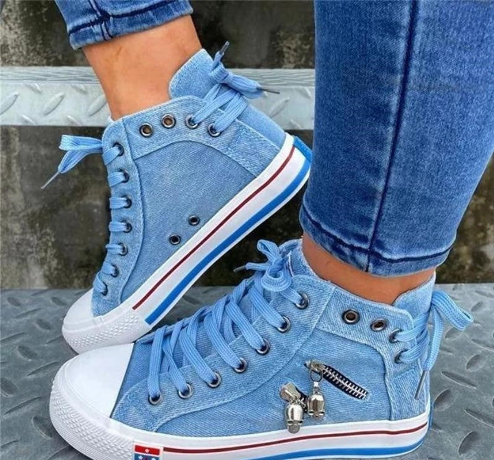 Scarpe da ginnastica alte da donna alla moda in un'elegante tonalità denim - calzature eleganti e comode per tutti i giorni