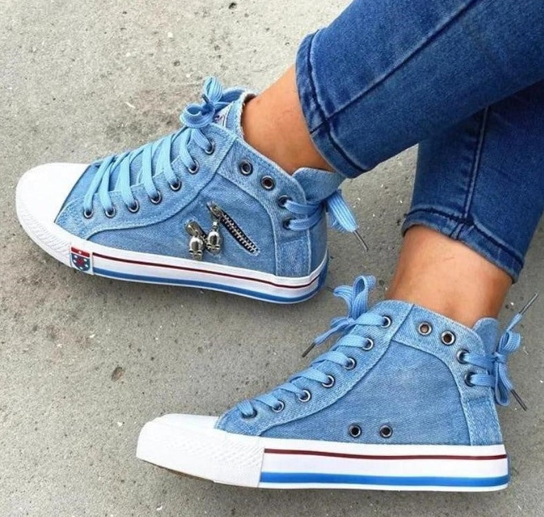 Scarpe da ginnastica alte da donna alla moda in un'elegante tonalità denim - calzature eleganti e comode per tutti i giorni