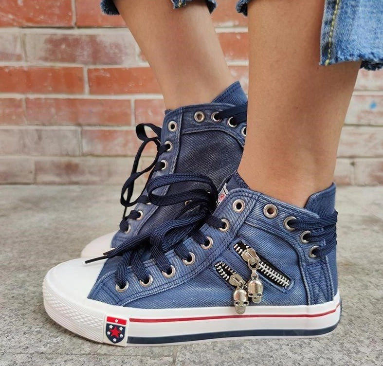 Scarpe da ginnastica alte da donna alla moda in un'elegante tonalità denim - calzature eleganti e comode per tutti i giorni