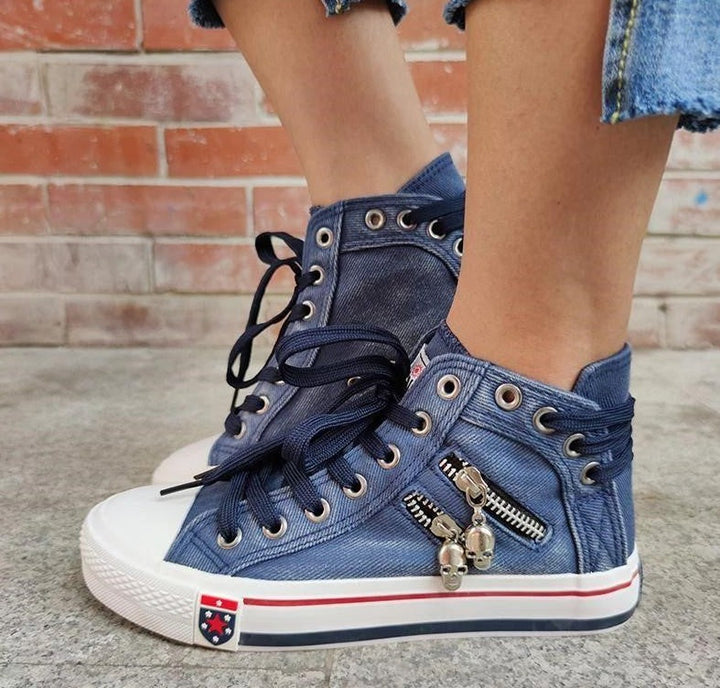 Scarpe da ginnastica alte da donna alla moda in un'elegante tonalità denim - calzature eleganti e comode per tutti i giorni