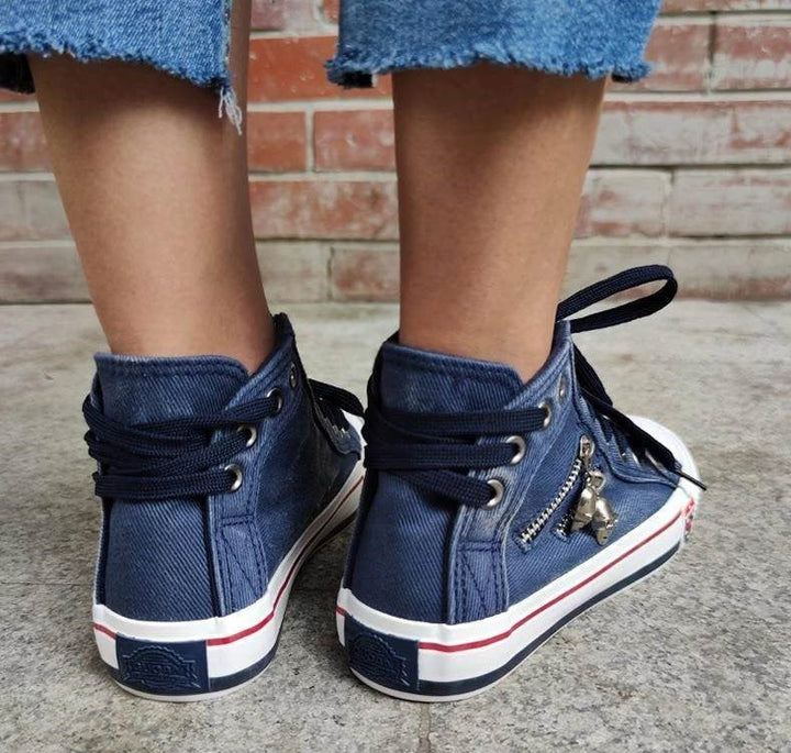 Scarpe da ginnastica alte da donna alla moda in un'elegante tonalità denim - calzature eleganti e comode per tutti i giorni
