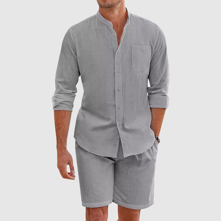 Elegante set da uomo: elegante T-shirt a maniche lunghe e comodi pantaloncini corti