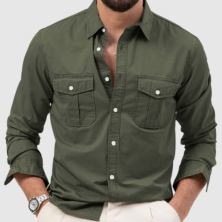 Elegante camicia a maniche lunghe da uomo con bottoni, due tasche sul petto e vestibilità ampia