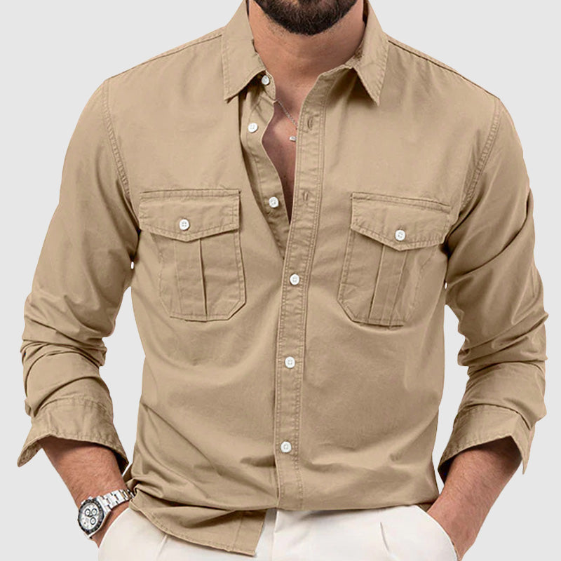 Elegante camicia a maniche lunghe da uomo con bottoni, due tasche sul petto e vestibilità ampia