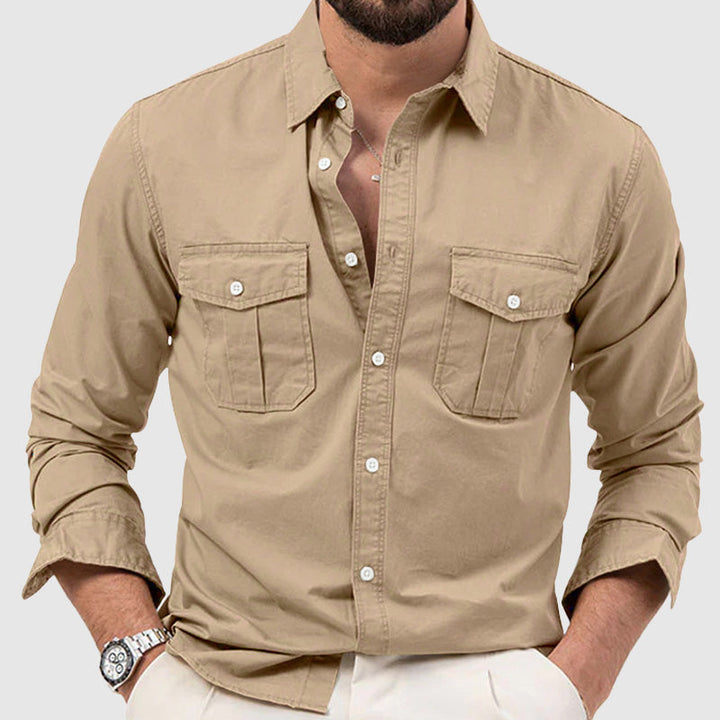 Elegante camicia a maniche lunghe da uomo con bottoni, due tasche sul petto e vestibilità ampia