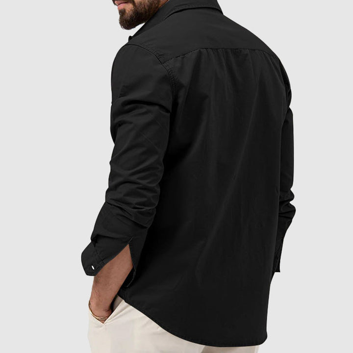 Elegante camicia a maniche lunghe da uomo con bottoni, due tasche sul petto e vestibilità ampia