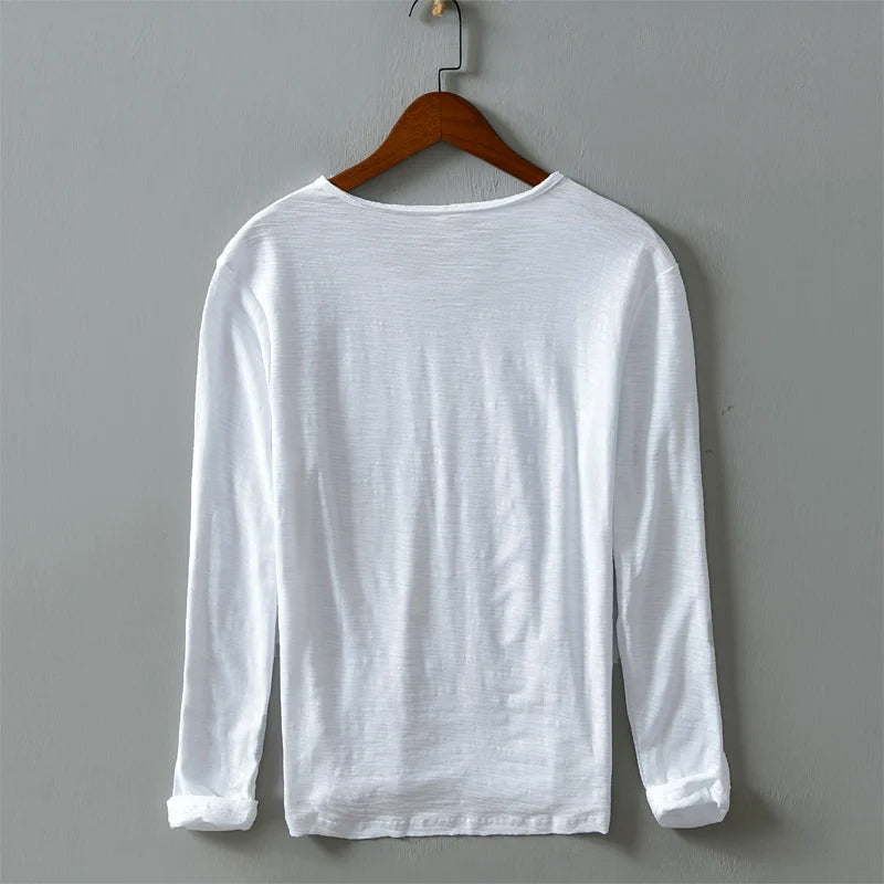 Camiseta da uomo lunga in 100% algodón con regolazione in altezza e collo rosso per un look casual e confortevole.