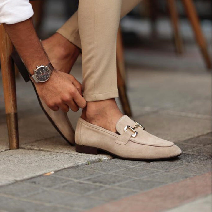 Eleganti mocassini da uomo in pelle scamosciata con collo del piede classico