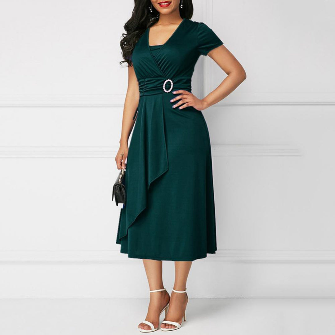 Elegante abito da donna con maniche corte, orlo asimmetrico al ginocchio ed elegante scollatura a V